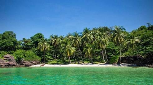 Đảo Mng Tay hấp dẫn bởi ln nước trong xanh bn rặng dừa