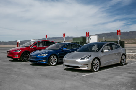 Xe dien gia re Tesla Model 3 dau tien da roi day chuyen san xuat - Anh 1