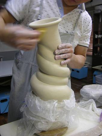dragon strangling ceramic vase by johnson tsang (5)
