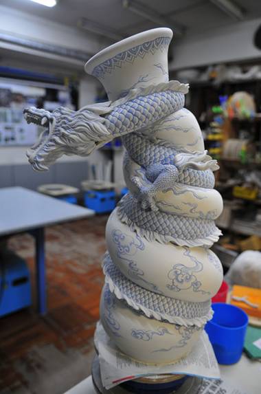 dragon strangling ceramic vase by johnson tsang (16)