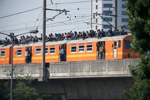 091217+packed+train+Jakarta+1.jpg