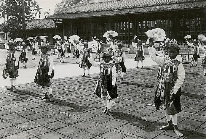 http://www.songvang.net/Hue_Images_1/Danseurs_Royaux_2.jpg