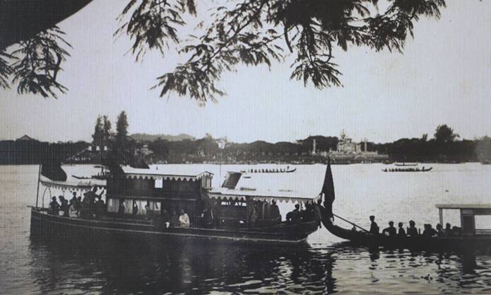 http://www.songvang.net/Hue_Images_1/FlowerBoat_1924.jpg