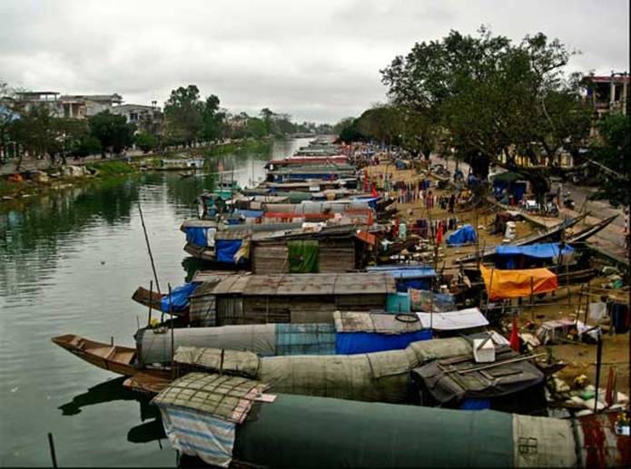 http://www.songvang.net/Hue_Images_1/Hue_boats.jpg